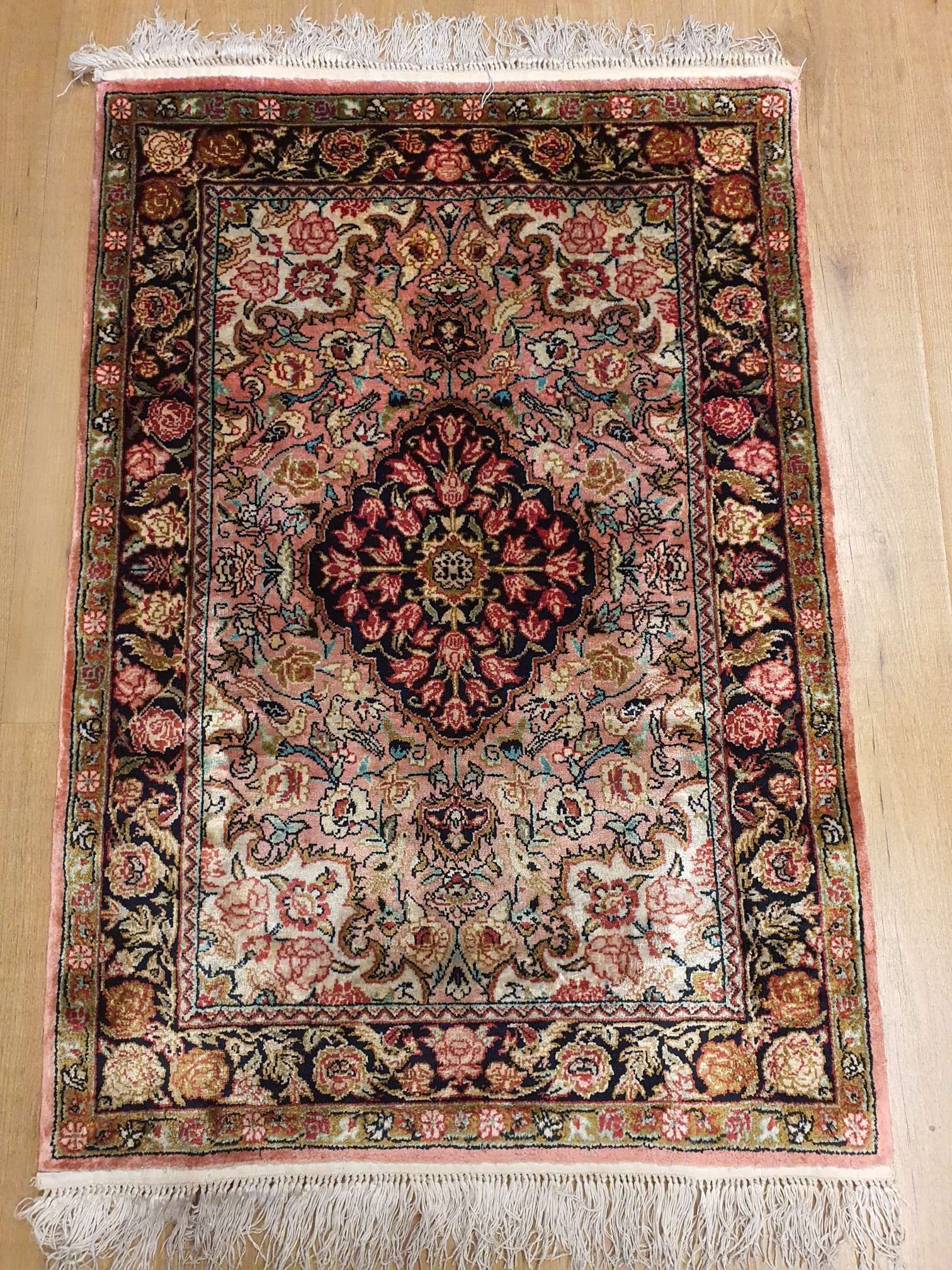 Vies Brutaal In zicht 105x63 vintage handgeknoopt perzisch tapijt ghom zijde ID13398 - Vintage  Perzische en Oosterse Tapijten