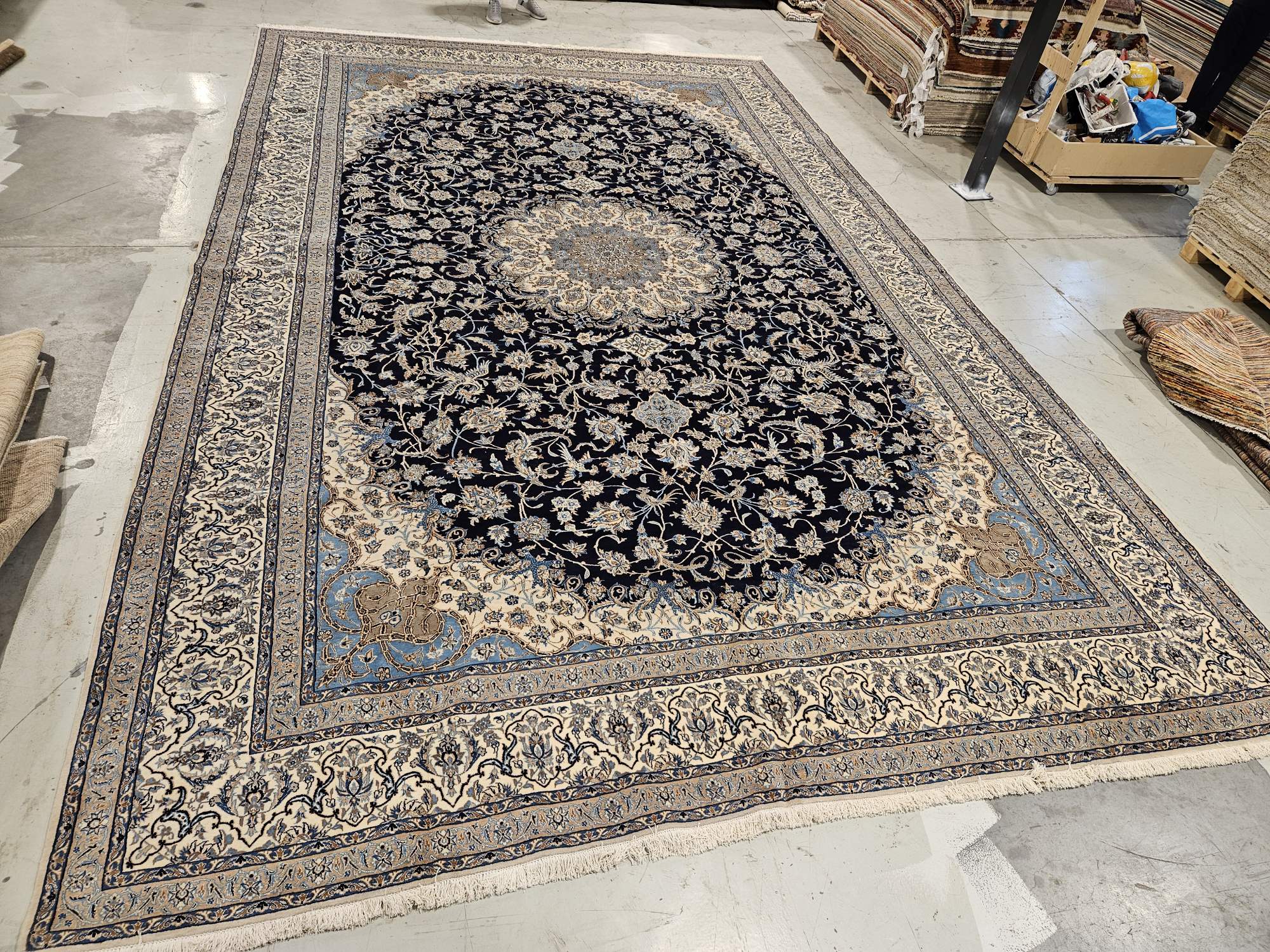 570x363 vintage handgeknoopt perzisch tapijt nain met zijde ID32936 - Afbeelding 5