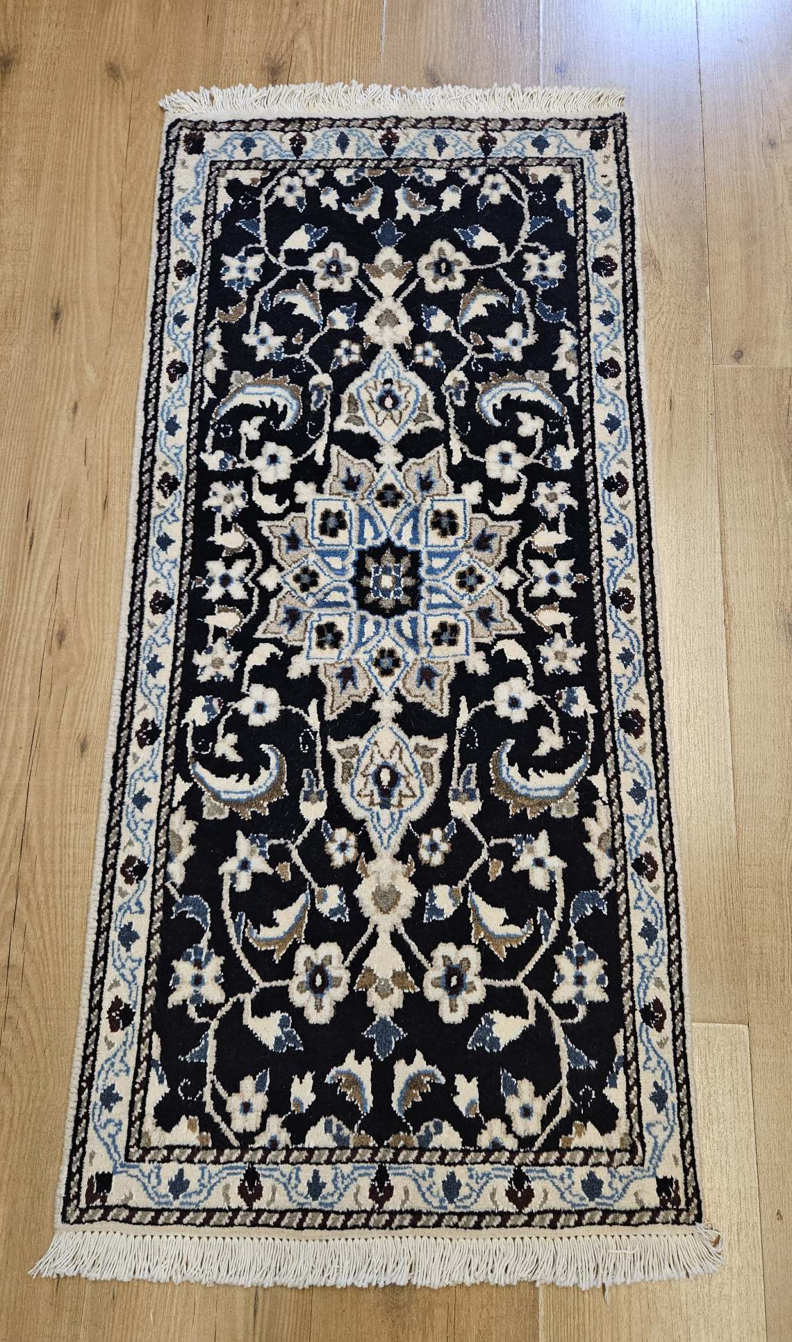 121x56 handgeknoopt perzisch tapijt nain ID33660